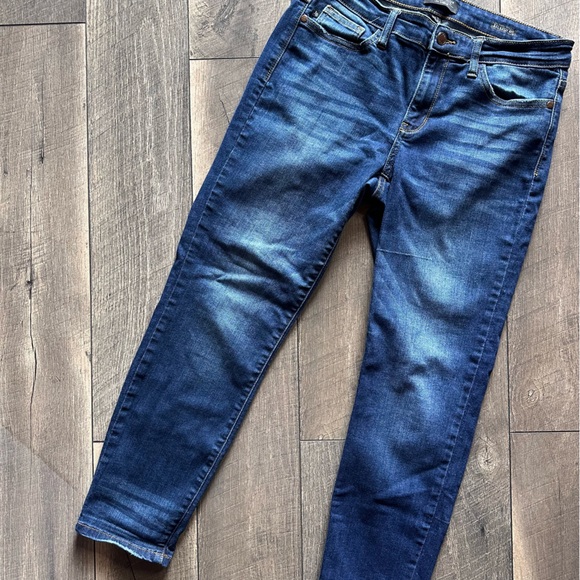 Judy Blue Relaxed Fit Jeans - Picture 2 of 10